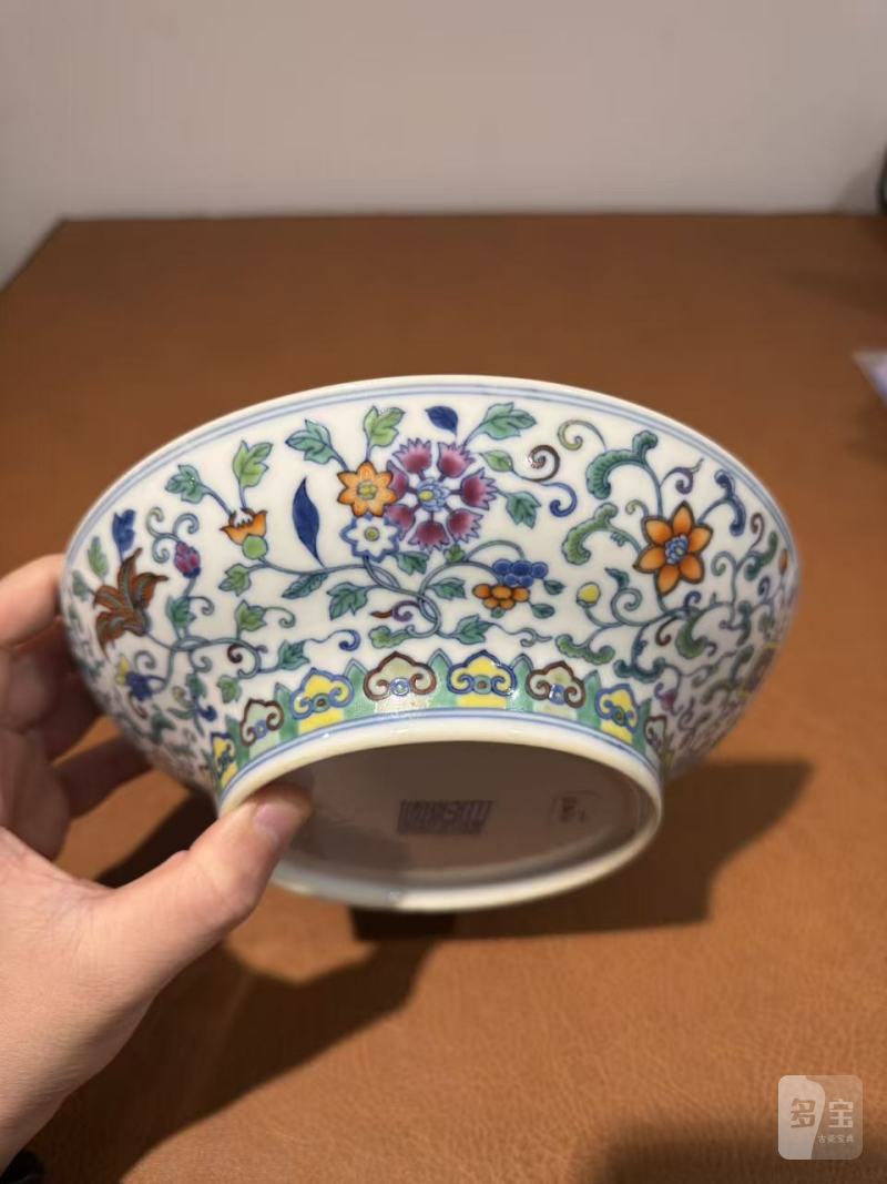 清乾隆 斗彩外缠枝花内八吉祥纹束腰盘 - 图5